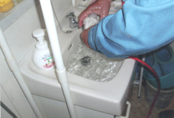 洗面排水管洗浄中 排水管 貯水槽 清掃 愛知県